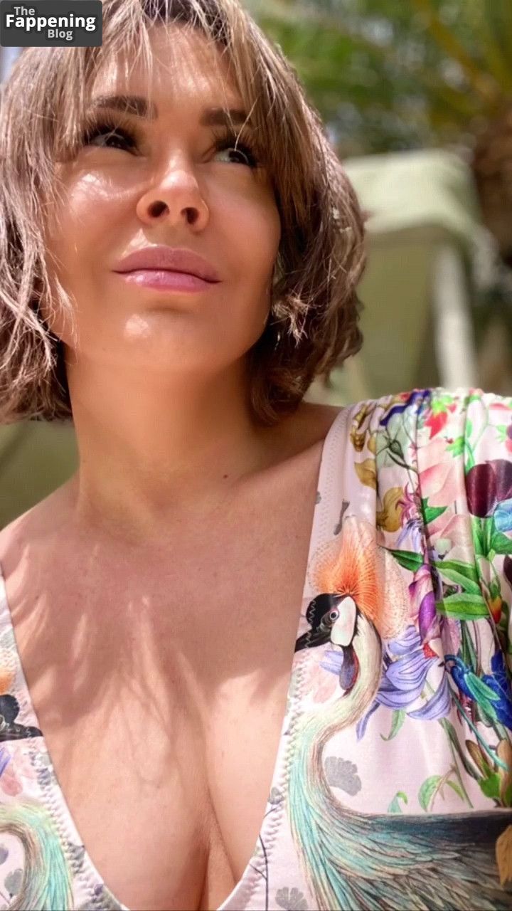 Alyssa Milano Nude & Sexy Collection (8 Photos)