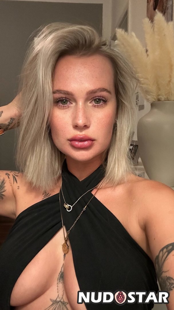 Caro Loesel Leaks (15 Photos)