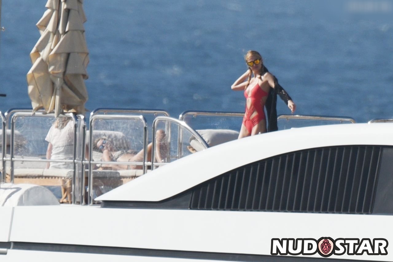 Paris Hilton Instagram Leaks (21 Photos)